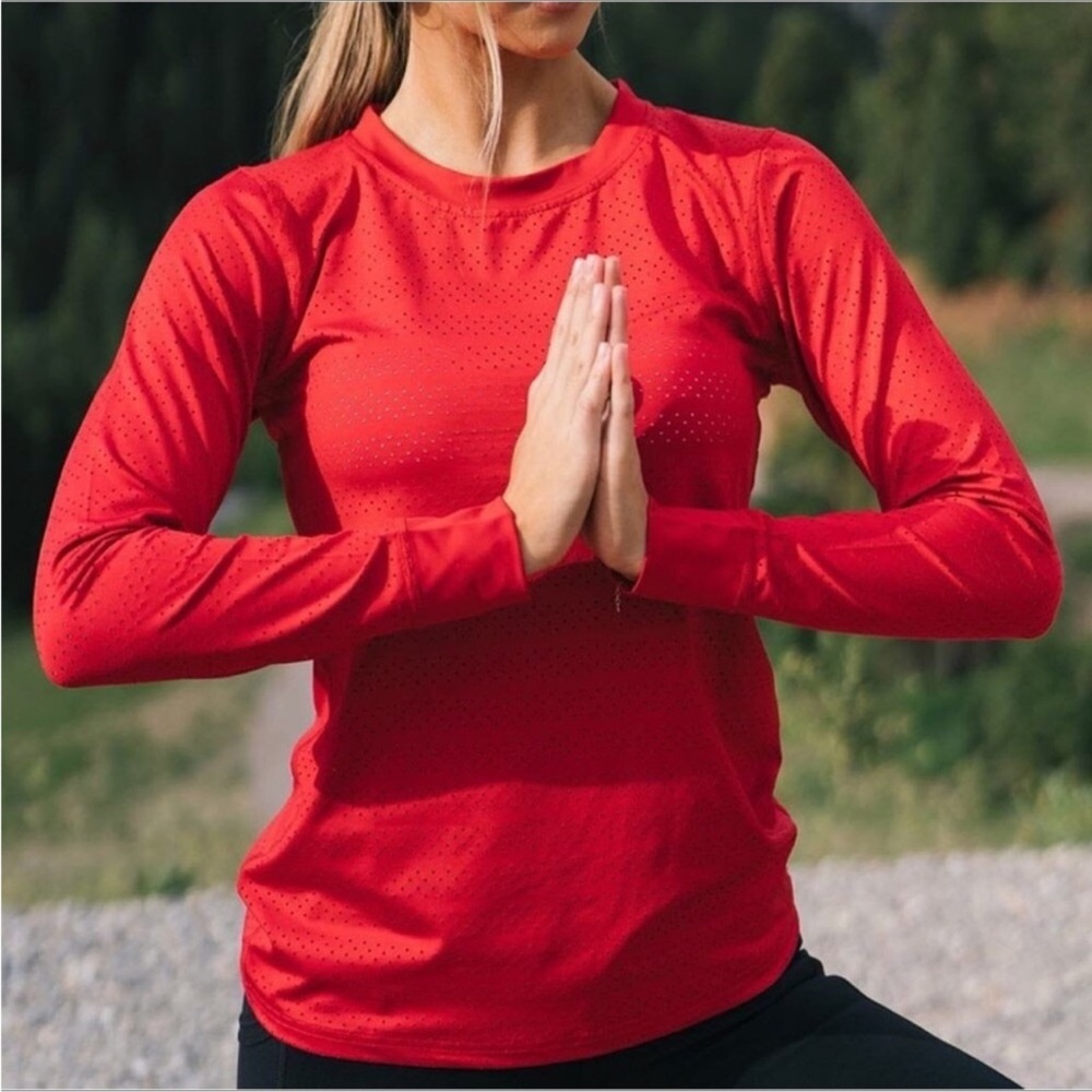 Zyia Red Chill long sleeve perforated women’s athletic top Small